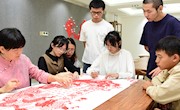 艺术学院木雕学子用传统剪纸迎国庆