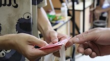 潘院长下新生寝室，发放慰问大礼包