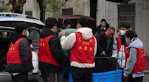 开学季|站在风雨里的红衣人，如此美丽